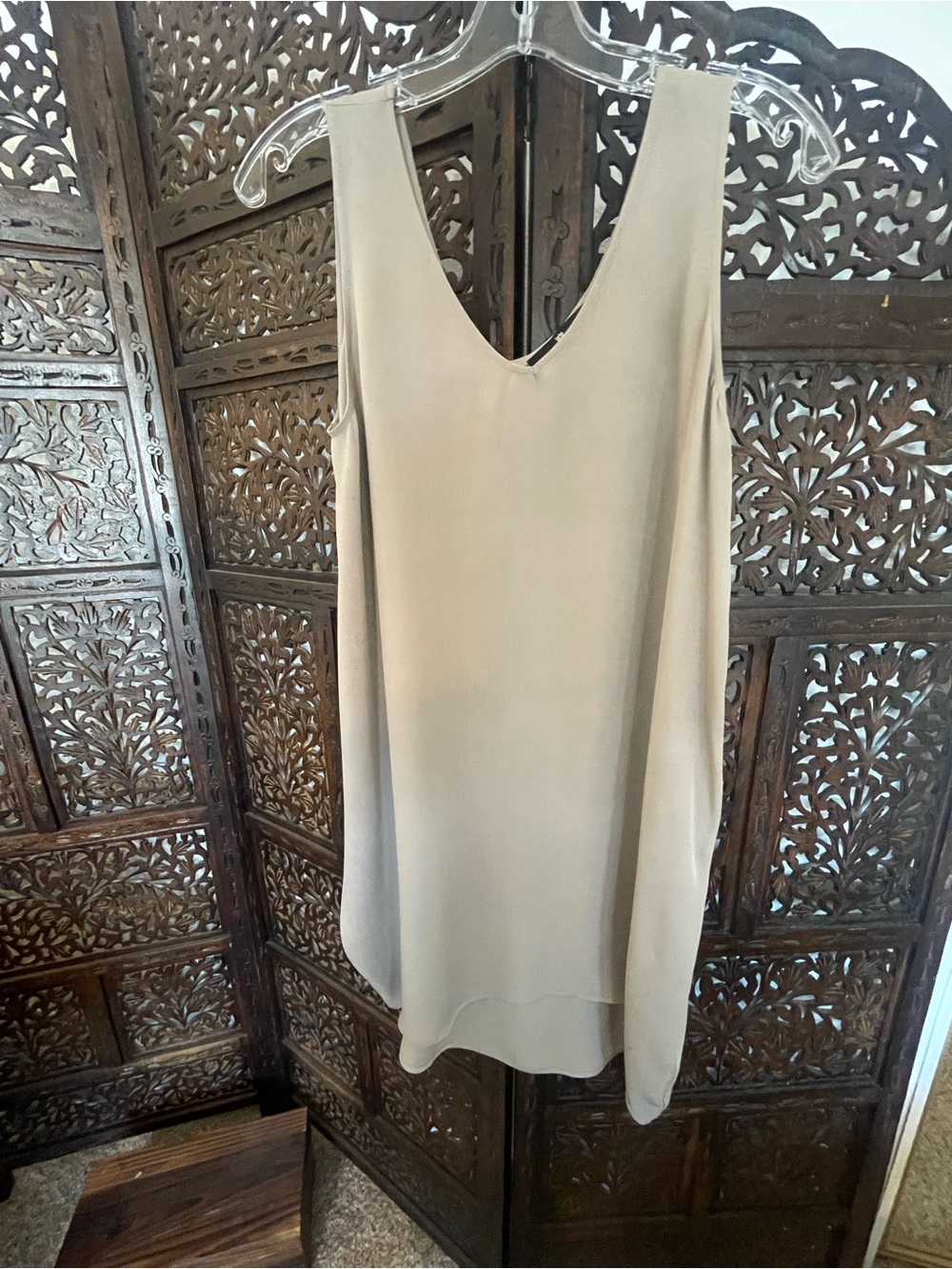 Jarbo V-Neck Sleeveless Dress in Light Grey/ Taupe